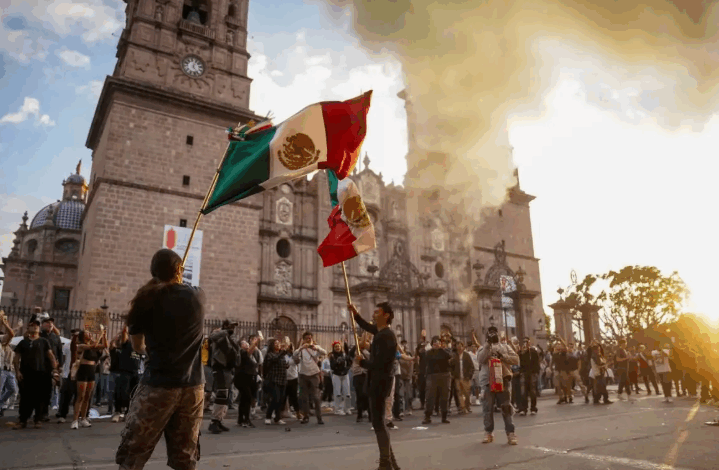  Escalan protestas en Michoacán; estudiantes se manifiestan ante Palacio de Gobierno en Morelia