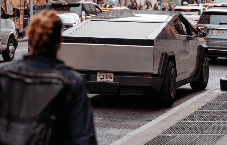  Elon Musk presumía de haber creado un coche «a prueba de apocalipsis». Ahora al Tesla Cybertruck se le están cayendo los faros