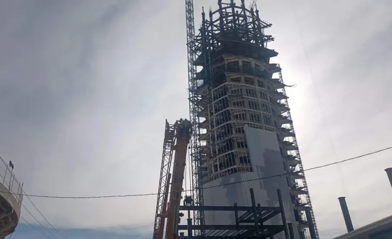  Accidente en Torre Centinela, trabajador cae desde el 3er piso tras incendiarse su arnés