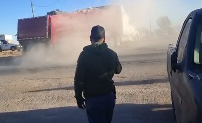  Bloquean con dompes de tierra carretera a Lázaro Cárdenas