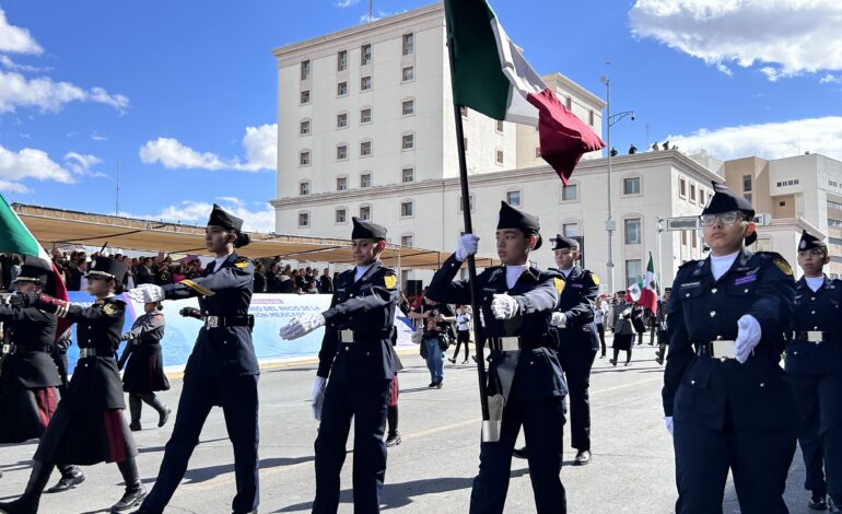  Encabeza Maru Campos inicio de desfile cívico por el 115 aniversario de la Revolución Mexicana