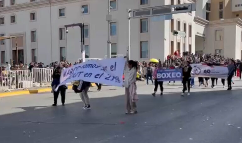  El mensaje que hizo que la gobernadora se pusiera de pie durante el desfile