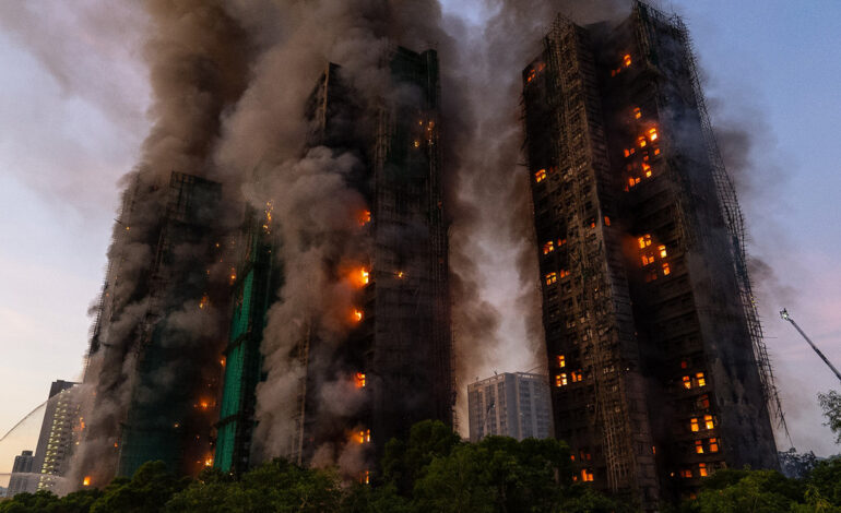  Voraz incendio arrasa con varios rascacielos en Hong Kong; reportan al menos 4 muertos