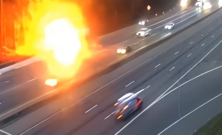  Terror en la carretera: camión cisterna estalla en llamas en la ruta 288 de Virginia, EU