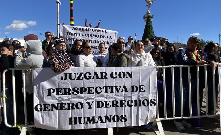  Se manifiestan maestros de sección 42 previo desfile revolucionario