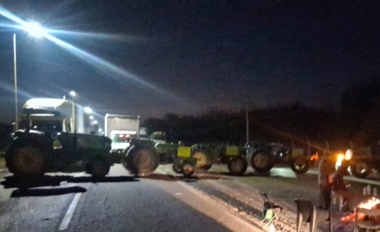  Permanece bloqueo en carretera Chihuahua-Delicias pese a acuerdo con Segob; podrían reabrir en próximas horas