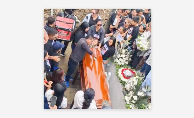  Repartidor cae con todo y corona de flores a una tumba durante sepelio