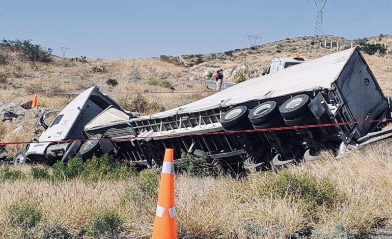  Volcadura en la carretera Torreón-Jiménez deja 4 fallecidos, al parecer migrantes