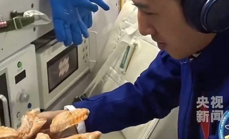  Astronautas chinos celebran la primera parrillada de la historia aeroespacial