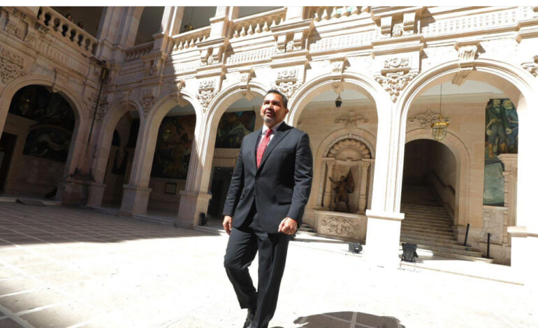  Pérez Cuéllar se toma foto en Palacio de Gobierno y dice que en 2027 “llegará la transformación”