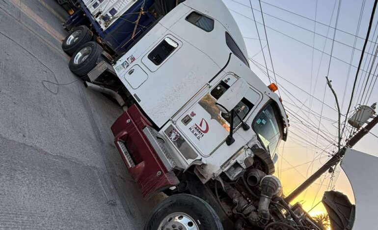  Tráiler derriba postes en colonia CDP