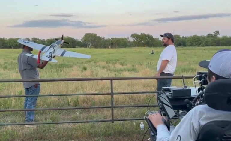  Controla un avión a escala con la mente gracias a un chip de Neuralink