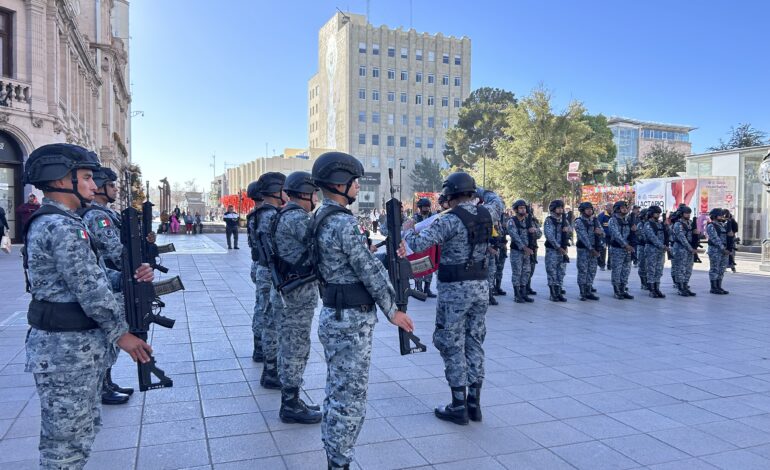  Encabeza GN izamiento de bandera en Plaza de Armas
