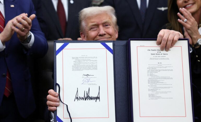  Concluye cierre de gobierno: Trump firma proyecto acordado en el Congreso de EU