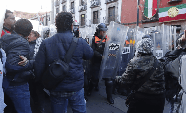  CNTE cerca Palacio Nacional: enfrentamientos con policías tras intento de derribar vallas