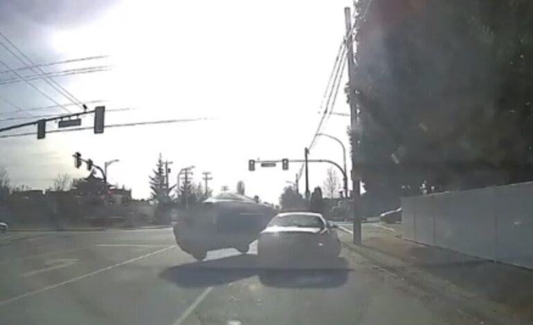  Incidente vial entre dos conductores termina a golpes y con uno de ellos volcando su vehículo