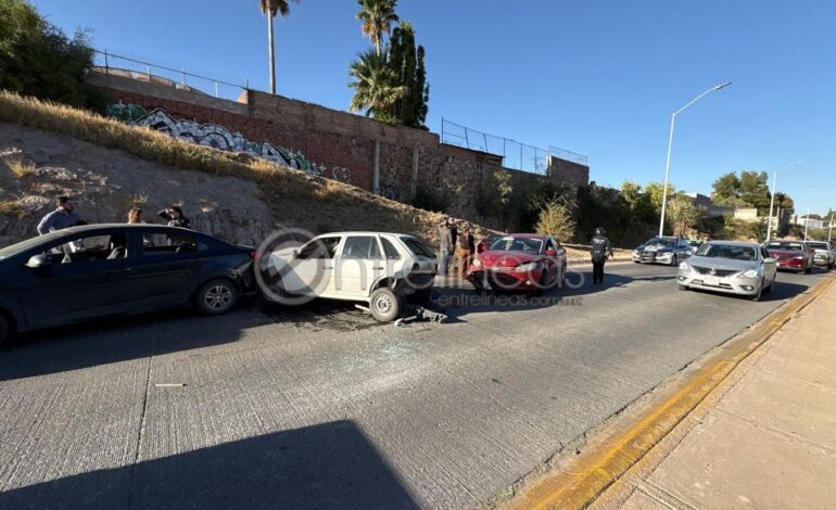  Carambola en el Teófilo Borunda deja una mujer lesionada y fuerte congestionamiento vial