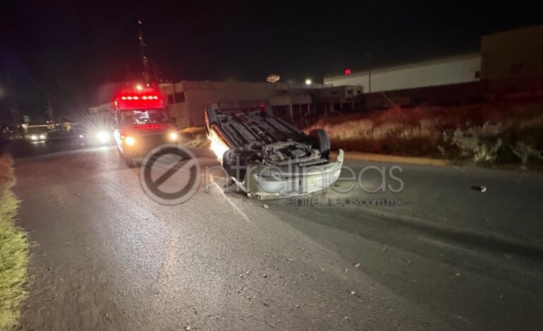  Conductor ebrio vuelca su vehículo en la colonia Villas Nueva España