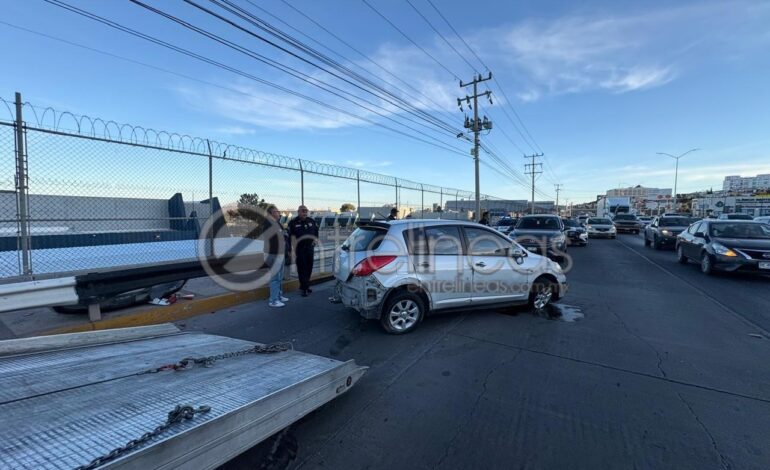  Joven pierde el control y provoca aparatosa volcadura en el Periférico de la Juventud