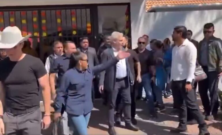  Corren al gobernador Alfredo Ramírez Bedolla del funeral de Carlos Manzo: “Fuera, asesino”