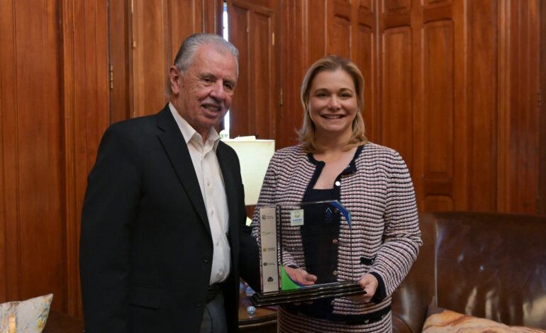  Maru Campos recibe reconocimiento del CCE por su compromiso con el sector empresarial de Chihuahua