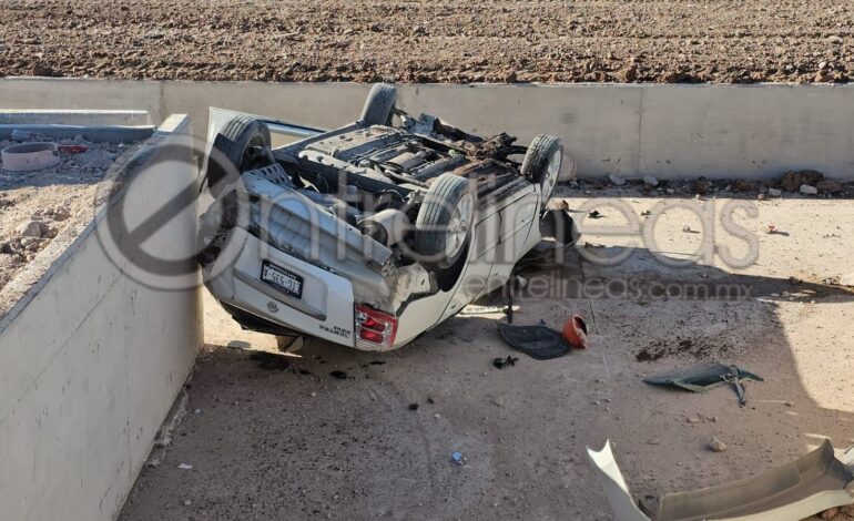  Conductor pierde el control y cae a canal en la Juan Pablo II