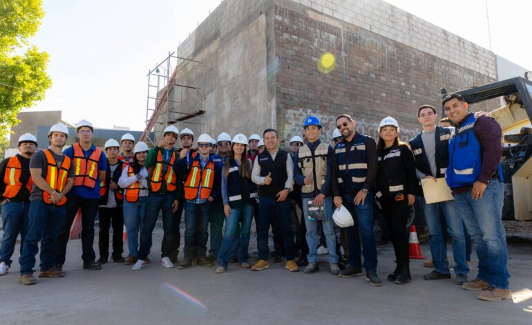  Muestra Secretario de Obras Públicas construcción de Búnker de Cancerología a estudiantes de la UACH