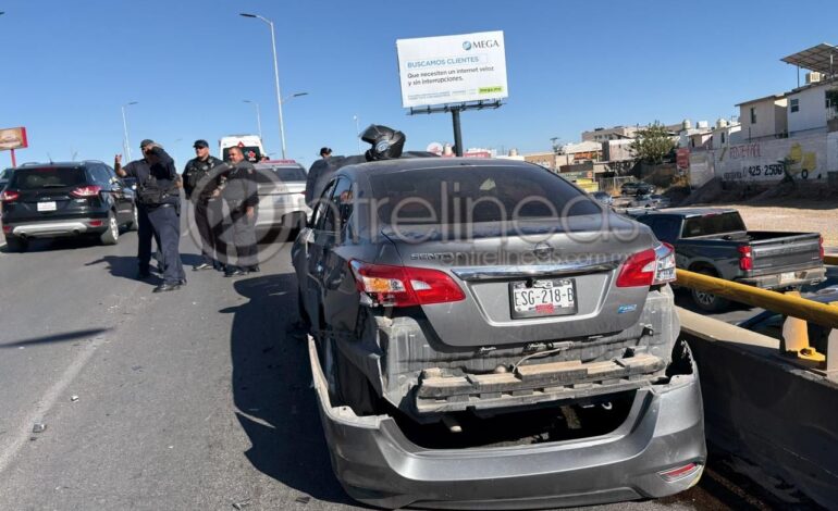  Conductora pierde el control y choca contra muro en Cantera y Washington