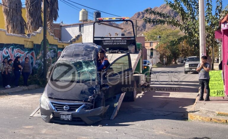  Fuerte choque en la Nueva España deja un lesionado atrapado y cuantiosos daños