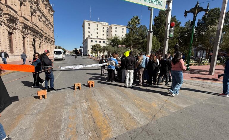 Manifestantes cierran calle Aldama, exigen agua para trabajar