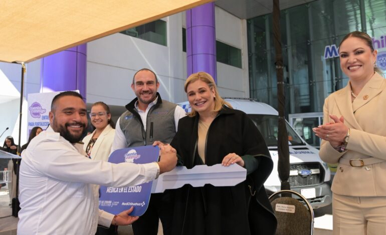  Maru Campos entrega 10 ambulancias para habitantes de nueve municipios con inversión de 17.8 mdp