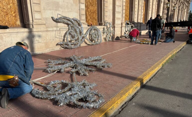  Colocan adornos navideños en Palacio de Gobierno