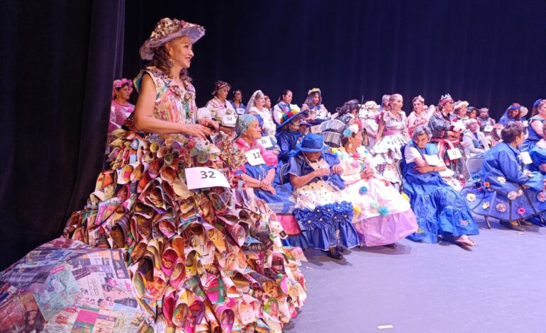  Abuelitas de los Club del Abuelo del Municipio desfilan en el Concurso de Reciclaje 2025