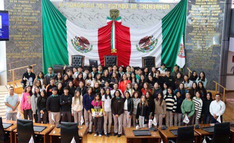  Recibe diputada Joss Vega en el Congreso a estudiantes del COBACH 10