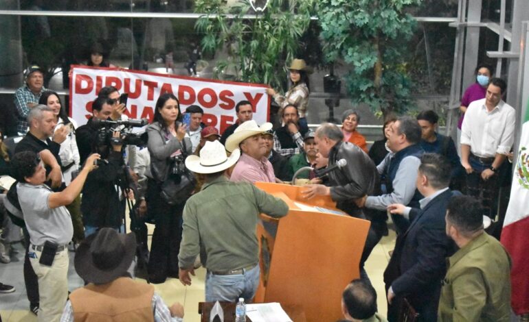 “¡Fuera traidor, achichincle de Corral!”: agricultores expulsan a Martín Solís en mesa de diálogo por Ley de Aguas