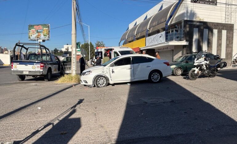  Choca auto contra contenedor y adulto mayor resulta lesionado
