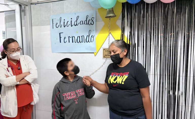  Niño vence cáncer y toca la Campana de la Victoria en IMSS Chihuahua