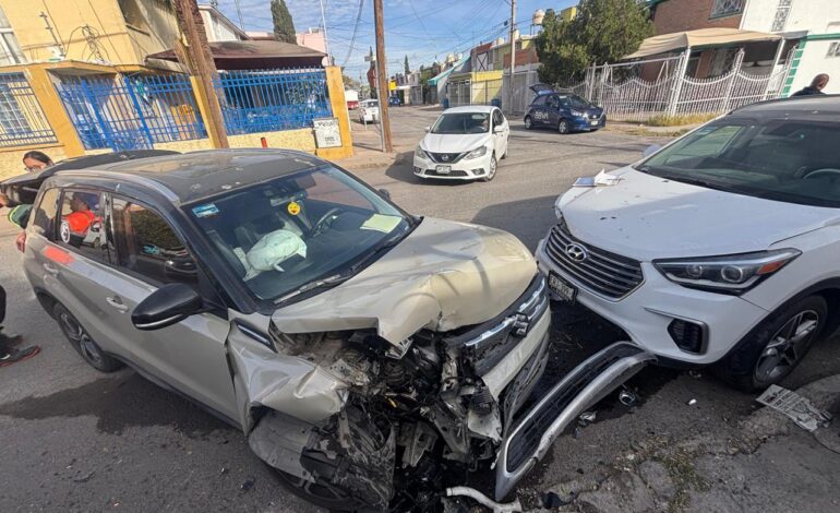  Impacta su camioneta contra auto estacionado en la colonia Infonavit Nacional