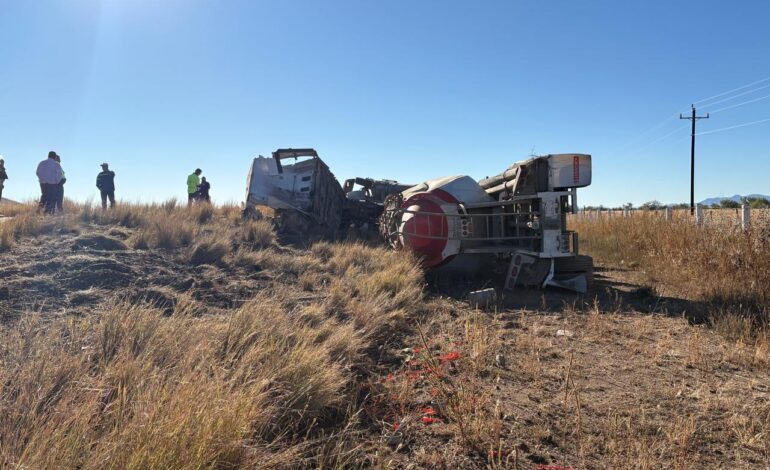  Vuelca tráiler de GCC en vía corta a Parral; conductor queda atrapado