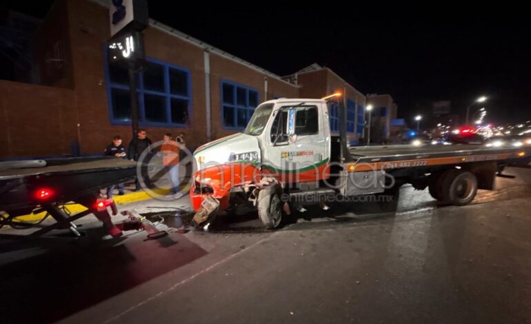  Grúa de plataforma choca contra muro en el canal de la Teófilo Borunda Sur