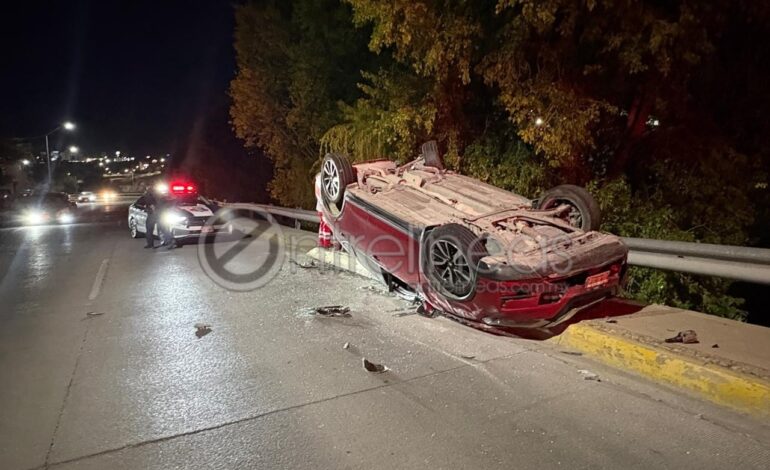  Choque y volcadura deja dos personas lesionadas en El Canal