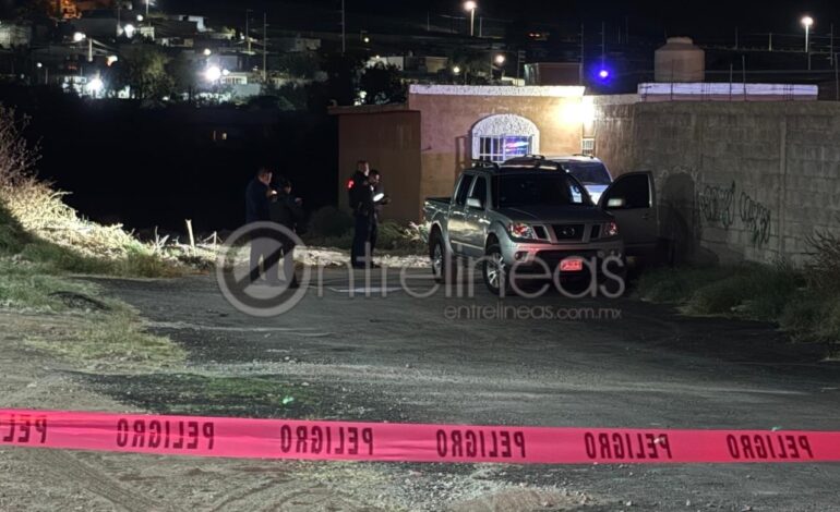  Localizan a hombre sin vida junto a una camioneta en la Ampliación Crucero