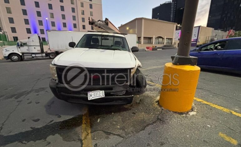  Automovilista pierde el control y se impacta contra luminaria en estacionamiento de Home Depot