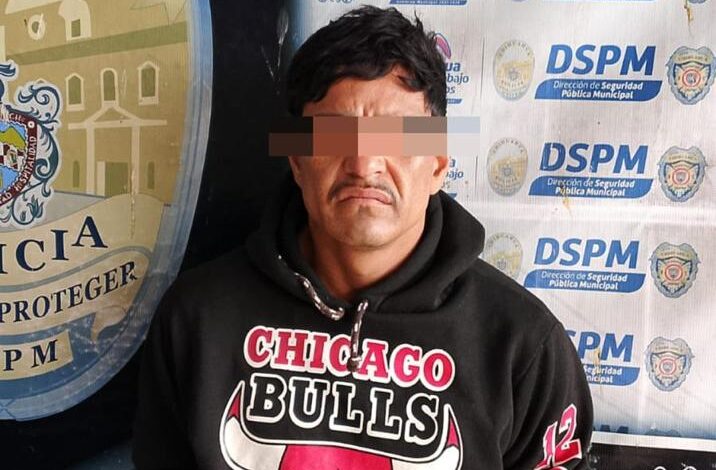  Motociclista sin casco, se rinde ante la policía; les dice que traía cristal