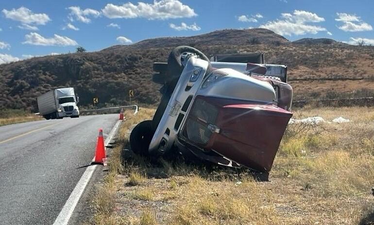  Vuelca tráiler sobre las Curvas del perico