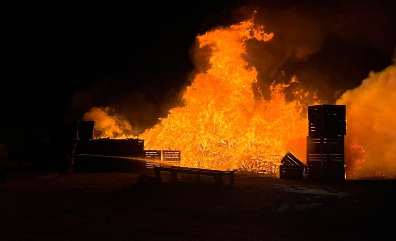  Incendio consume frigorífico La Campana, en Cuauhtémoc