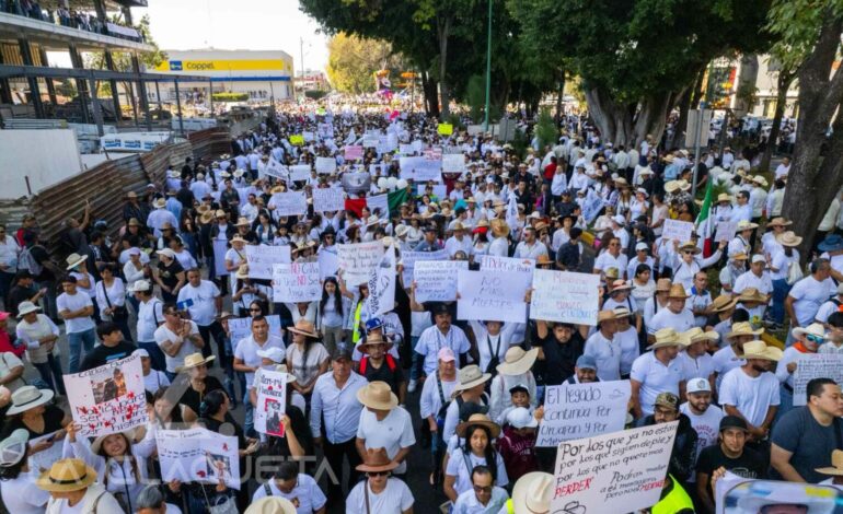  Videos: Marchan por la paz en Uruapan tras homicidio del alcalde Carlos Manzo