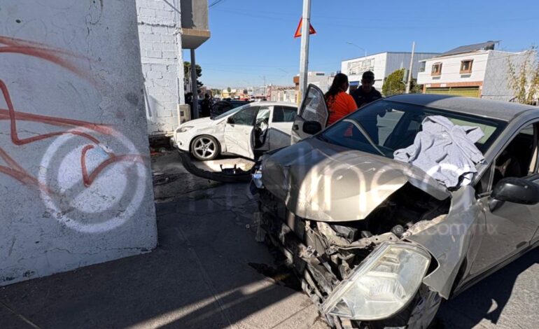  Conductora omite alto y provoca choque