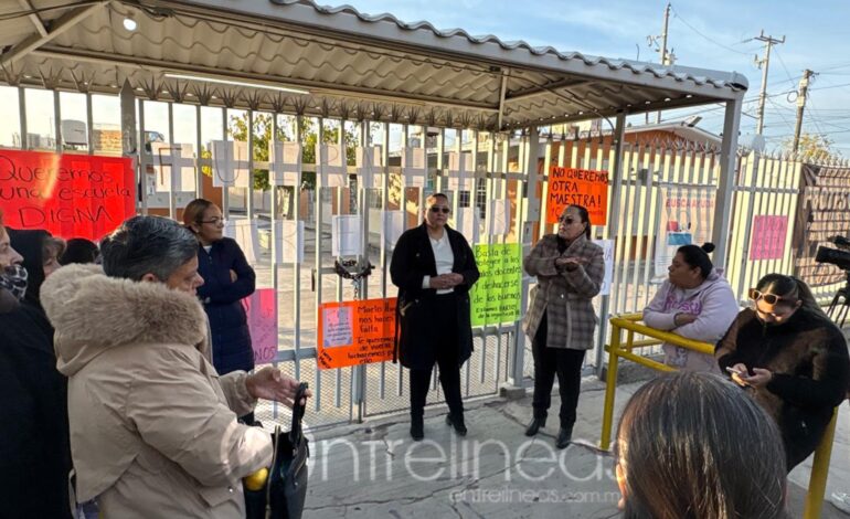  Irregularidades, expulsión de profesor y bullying; padres de familia toman instalaciones de Primaria