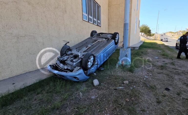  Estudiante de la UACH vuelca en ciudad universitaria